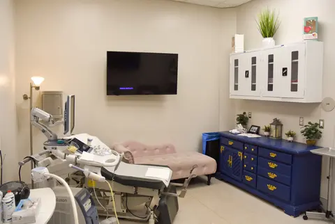 Ultrasound and exam room with chaise and navy dresser